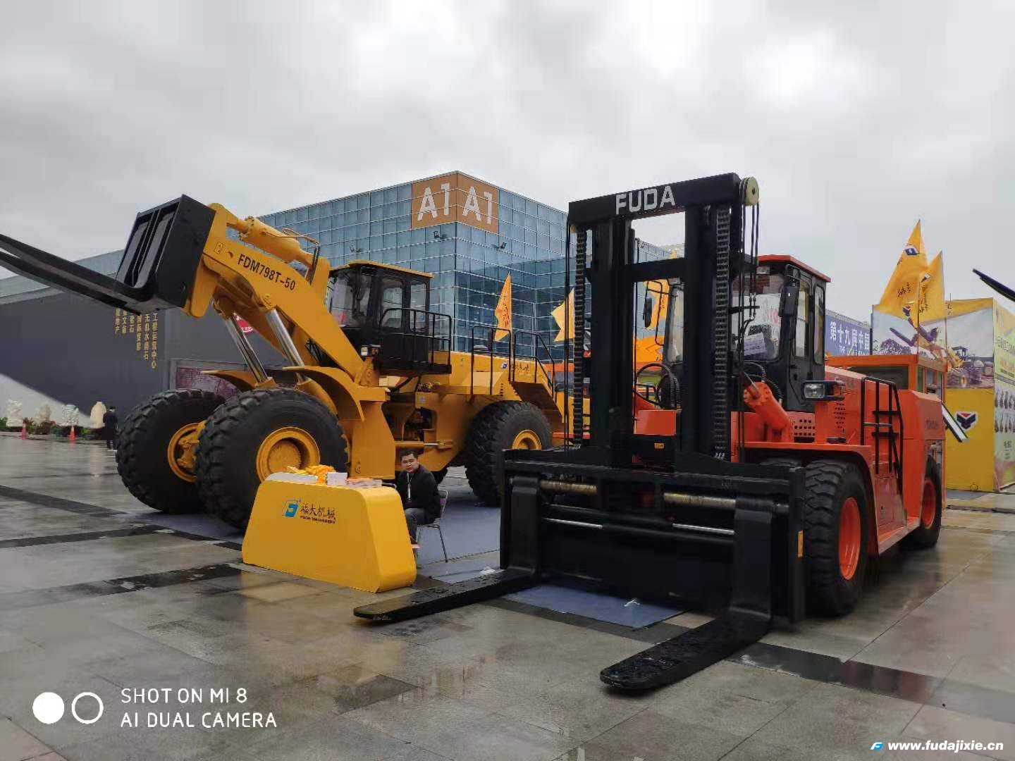 心博网页版页面登录50吨叉装车亮相2019年厦门石材展